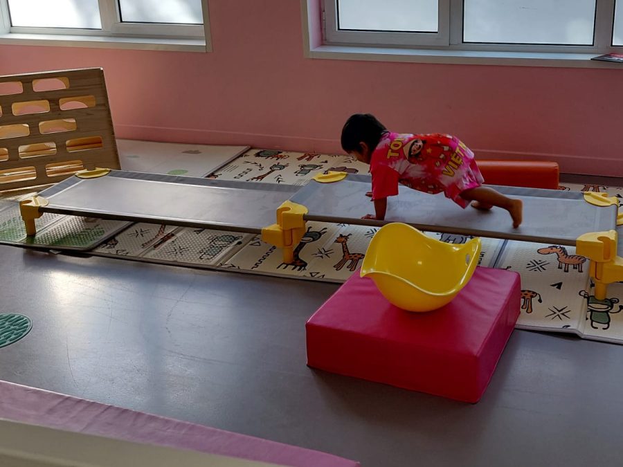 Parcours de motricité proposé aux enfants dans une micro-crèche Les P'tites Graines