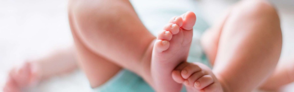 Bébé accueilli en micro-crèche, éveil accompagné par l'équipe