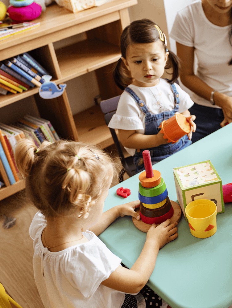 Jeune enfant épanoui accueilli en micro-crèche Les P'tites Graines