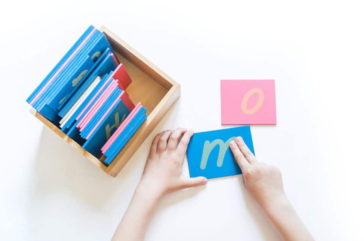 Activité Montessori avec lettres rugueuses dans une micro-crèche Les P'tites Graines